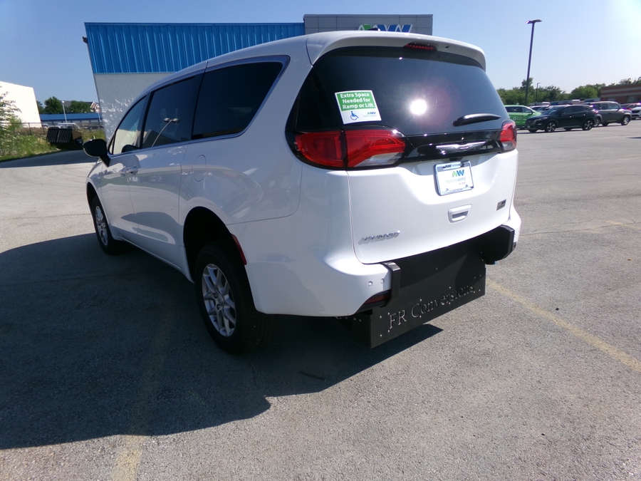White Chrysler Voyager image number 23