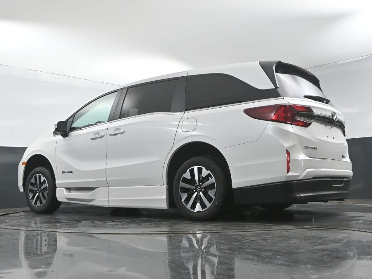 White Honda Odyssey image number 20