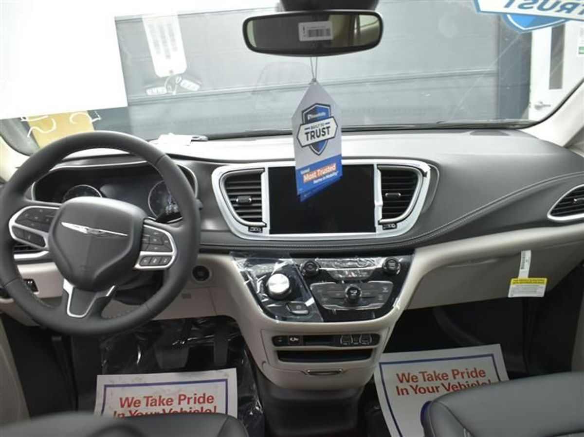 Silver Chrysler Pacifica image number 11