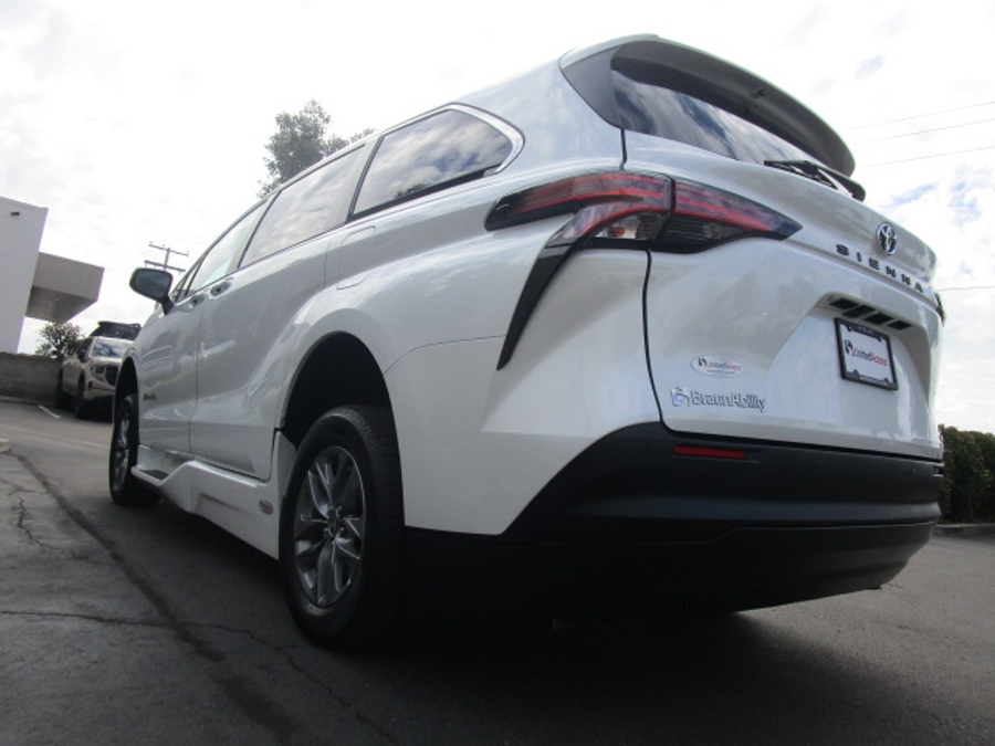 Used 2022 Toyota Sienna Hybrid XLE - BraunAbility Side Entry Entry Fold Out Automatic Ramp