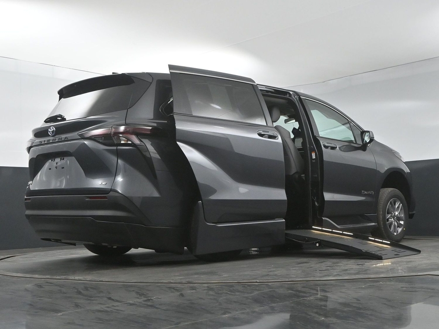 New 2025 Toyota Sienna Hybrid LE - BraunAbility Side Entry Entry Fold Out Automatic Ramp