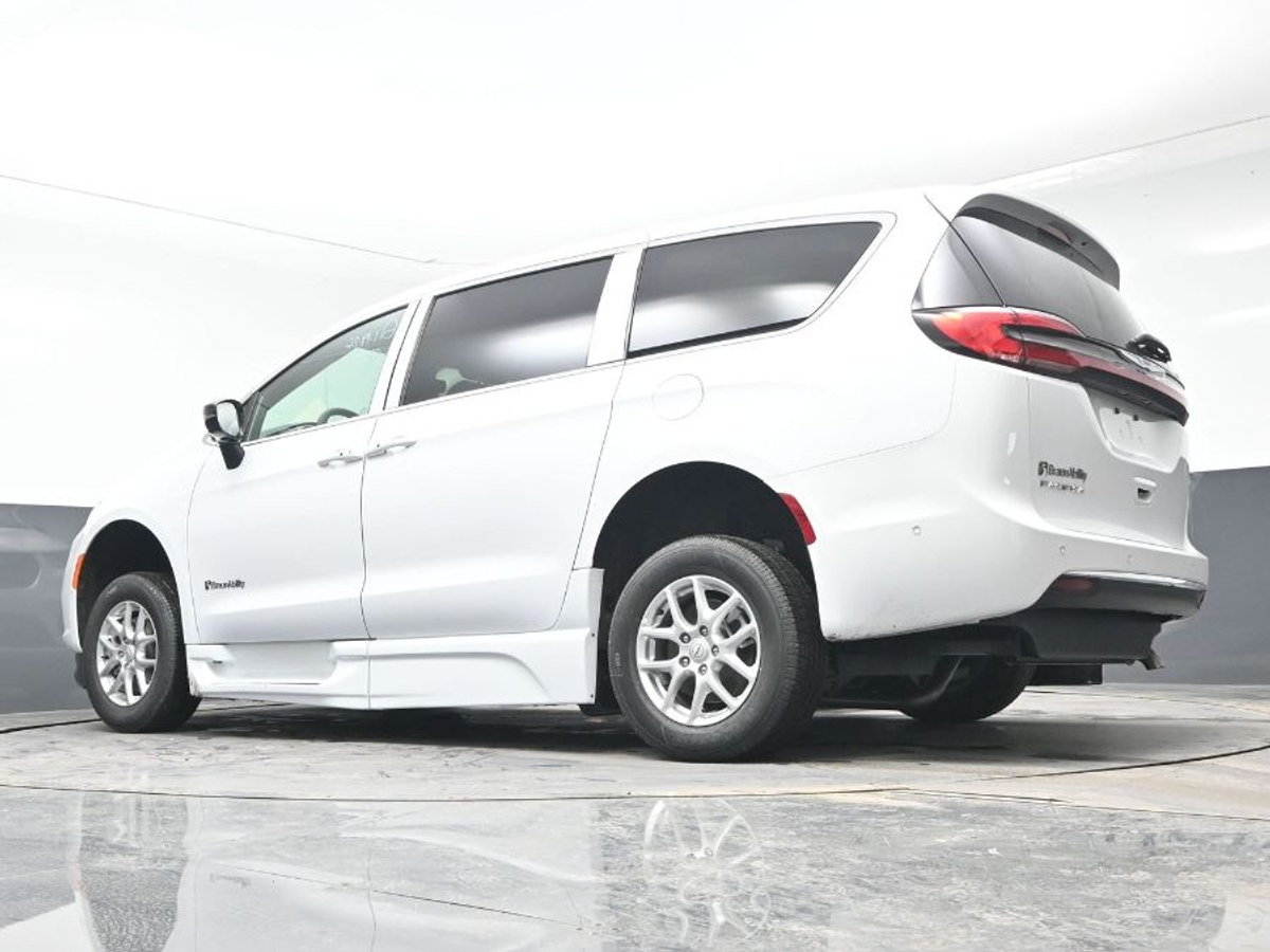 White Chrysler Pacifica image number 20
