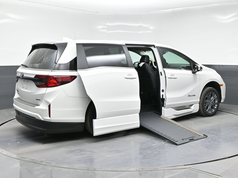 White Honda Odyssey image number 3