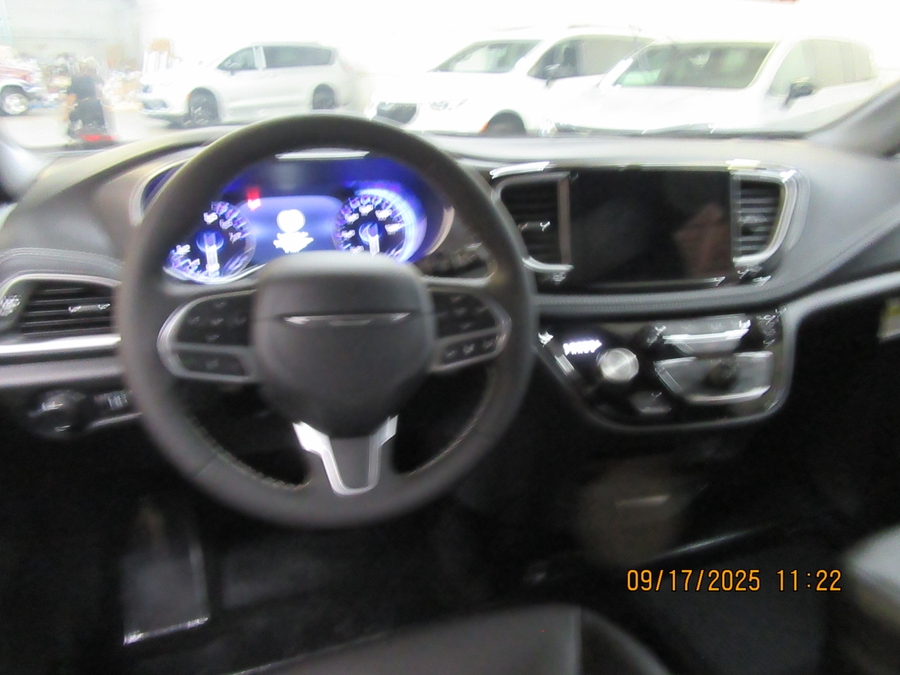 2027 Chrysler Pacifica Select - Photo 5