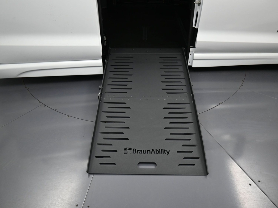 White Chrysler Pacifica image number 10