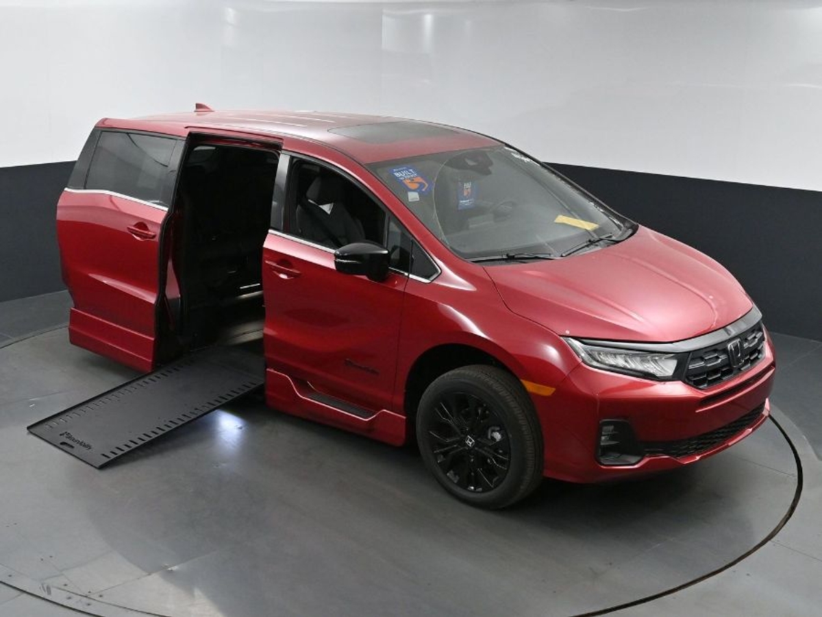 Red Honda Odyssey image number 21