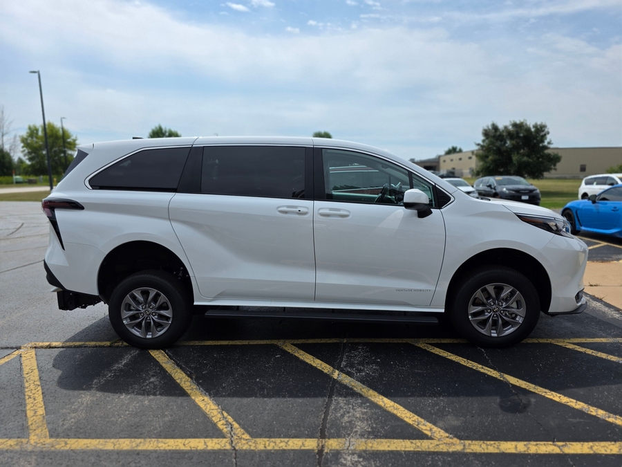 White Toyota Sienna image number 7