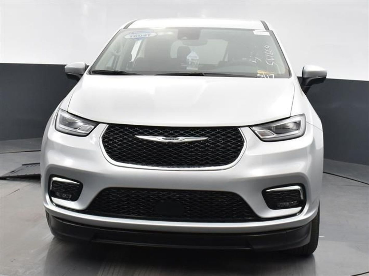 Silver Chrysler Pacifica image number 1