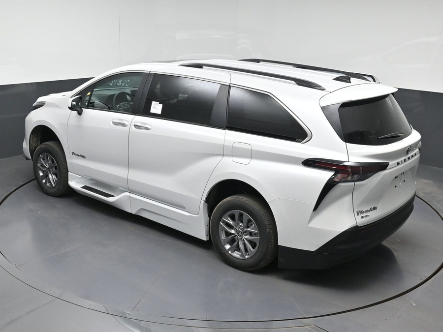 2026 Toyota Sienna XLE - Photo 27
