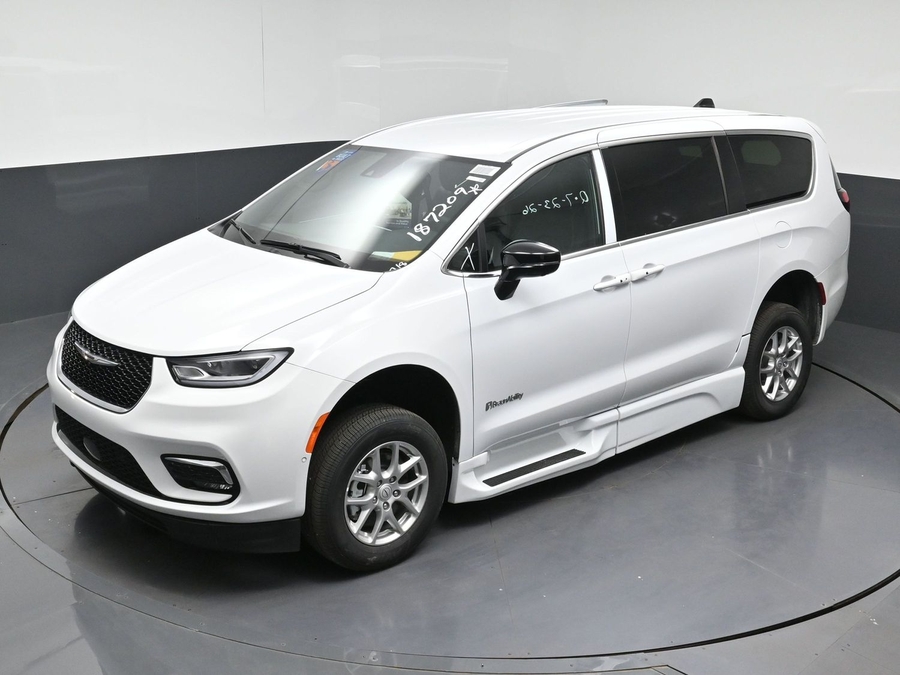 New 2026 Chrysler Pacifica Select Safety - BraunAbility Side Entry Fold Out Automatic Ramp