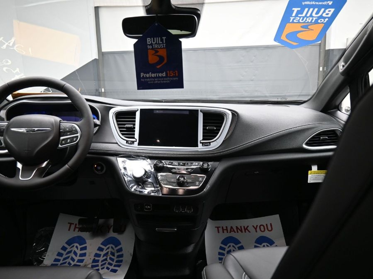 Black Chrysler Pacifica image number 12