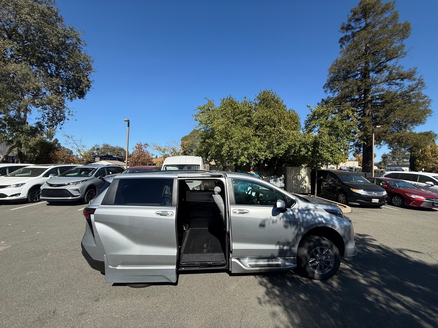 Used 2025 Toyota Sienna Hybrid XLE Plus - BraunAbility Side Entry In Floor Automatic Ramp