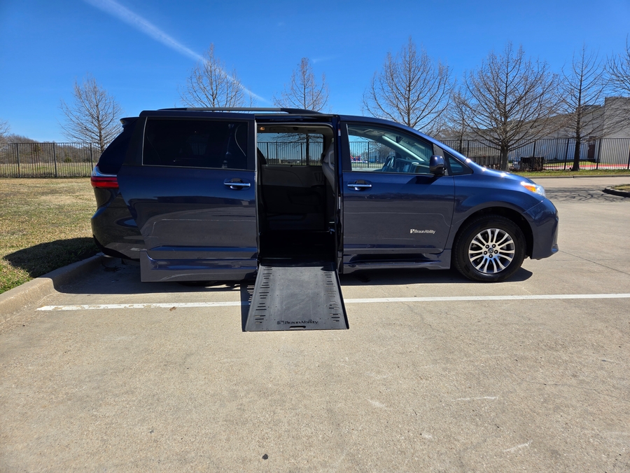 Used 2020 Toyota Sienna XLE Base - BraunAbility Side Entry Entry In Floor Automatic Ramp