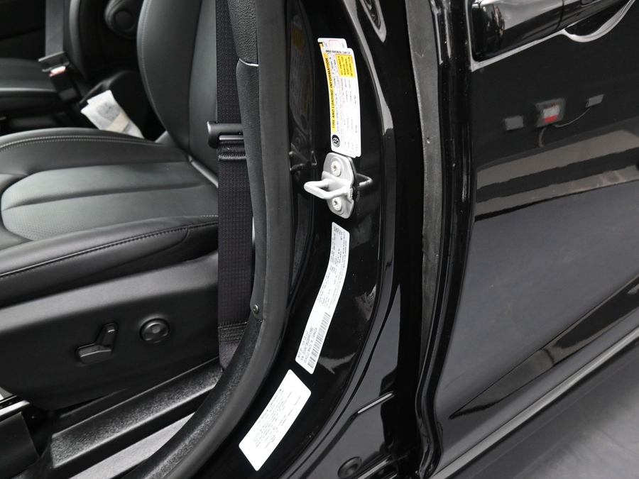 Black Chrysler Pacifica image number 16