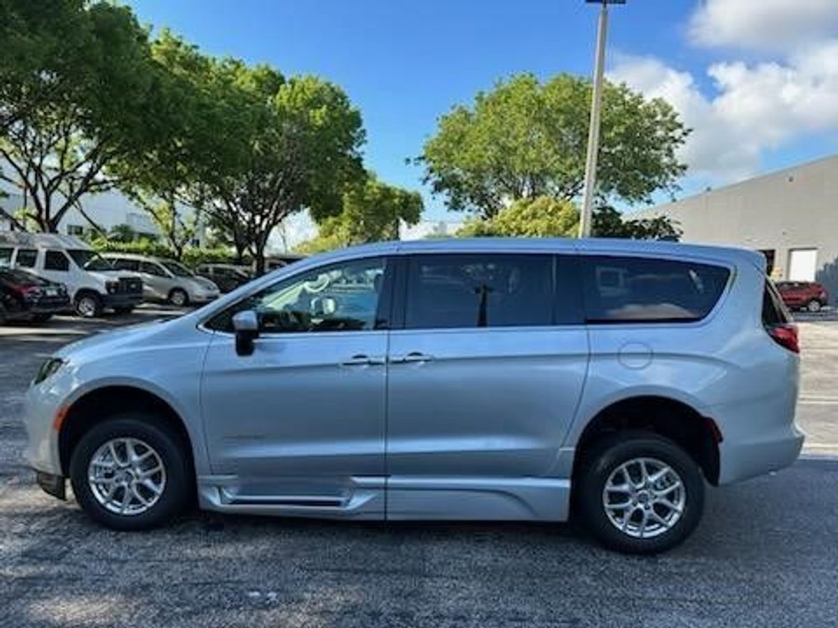 2023 CHRYSLER VOYAGER - Image 8