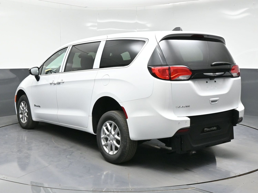White Chrysler Voyager image number 6