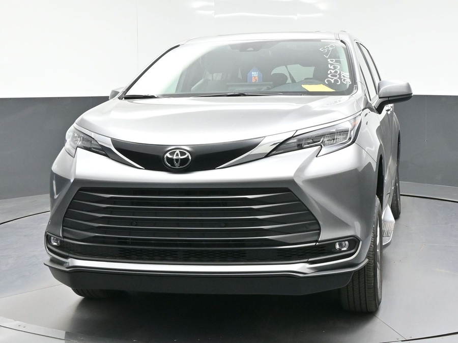 New 2026 Toyota Sienna Hybrid XLE Base - BraunAbility Side Entry In Floor Automatic Ramp