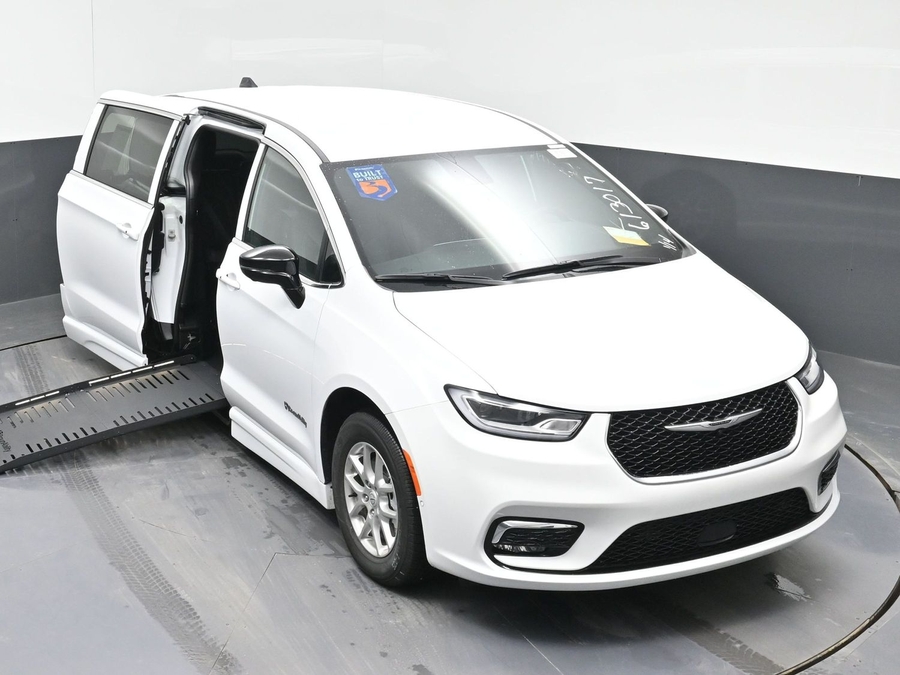 White Chrysler Pacifica image number 20