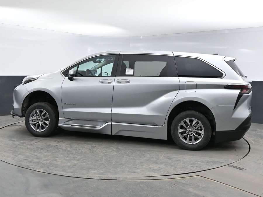 New 2025 Toyota Sienna Hybrid XLE Base - BraunAbility Side Entry Entry Fold Out Automatic Ramp