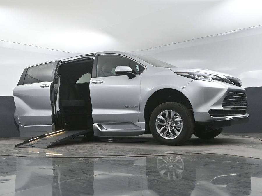 New 2025 Toyota Sienna Hybrid LE - BraunAbility Side Entry Entry Fold Out Automatic Ramp