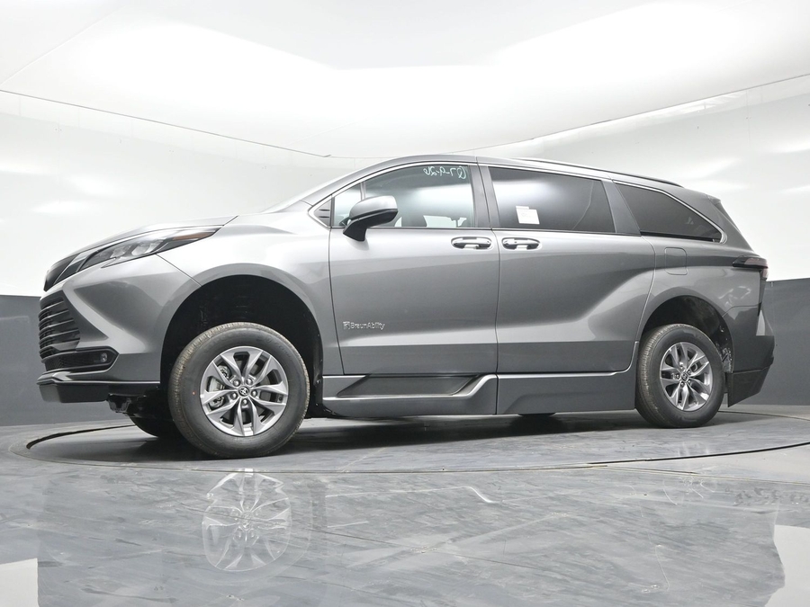 New 2026 Toyota Sienna Hybrid XLE Add - BraunAbility Side Entry Fold Out Automatic Ramp