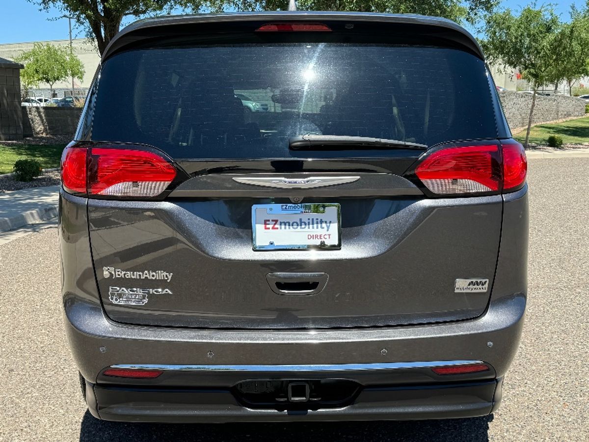 Grey Chrysler Pacifica image number 13