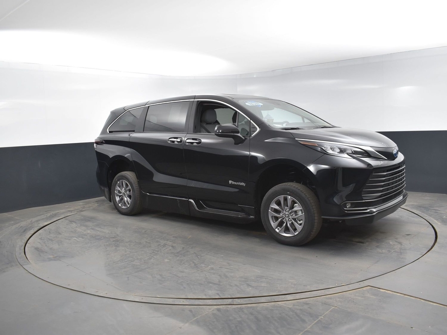 New 2025 Toyota Sienna Hybrid XLE Base - BraunAbility Side Entry Entry Fold Out Automatic Ramp