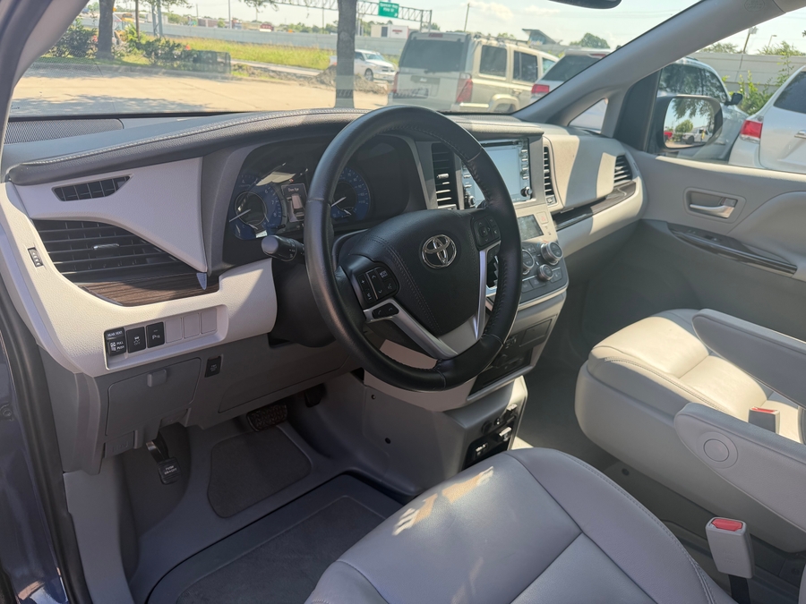 Used 2020 Toyota Sienna XLE - BraunAbility Side Entry Entry In Floor Automatic Ramp