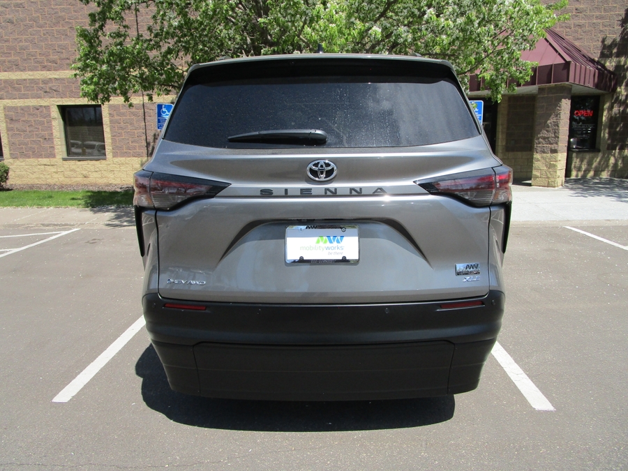 Grey Toyota Sienna image number 3