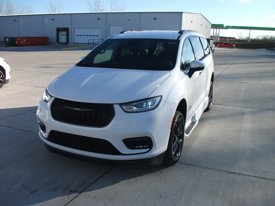 2023 Chrysler Pacifica Touring L's photo