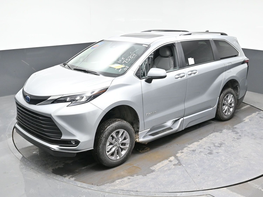 New 2025 Toyota Sienna Hybrid XLE Plus - BraunAbility Side Entry Entry Fold Out Automatic Ramp