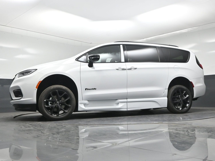 New 2026 Chrysler Pacifica Select Sport - BraunAbility Side Entry Fold Out Automatic Ramp