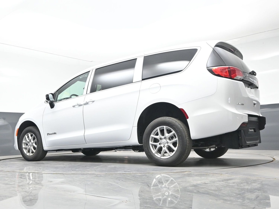 White Chrysler Voyager image number 22