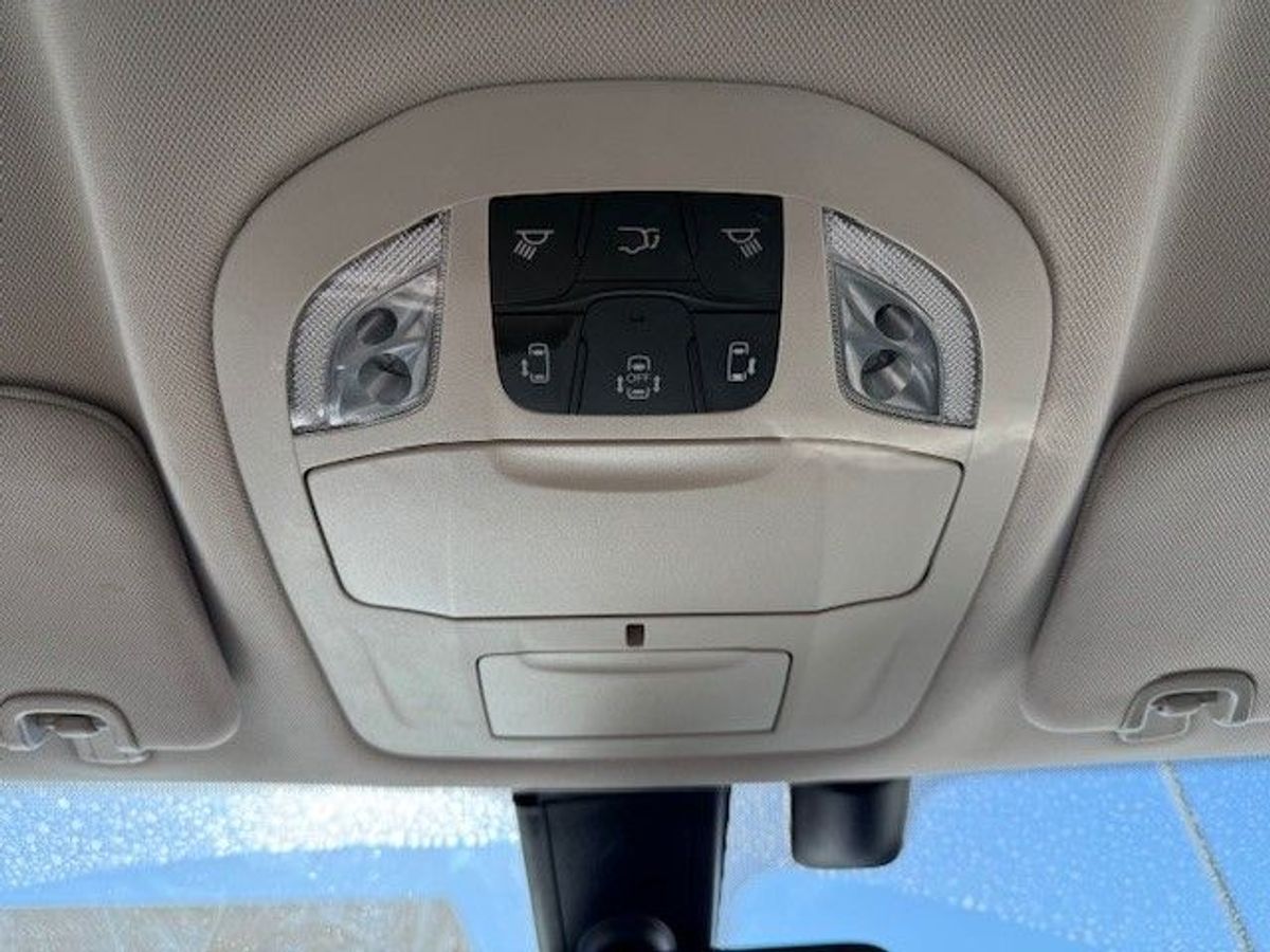 Silver Chrysler Pacifica image number 7