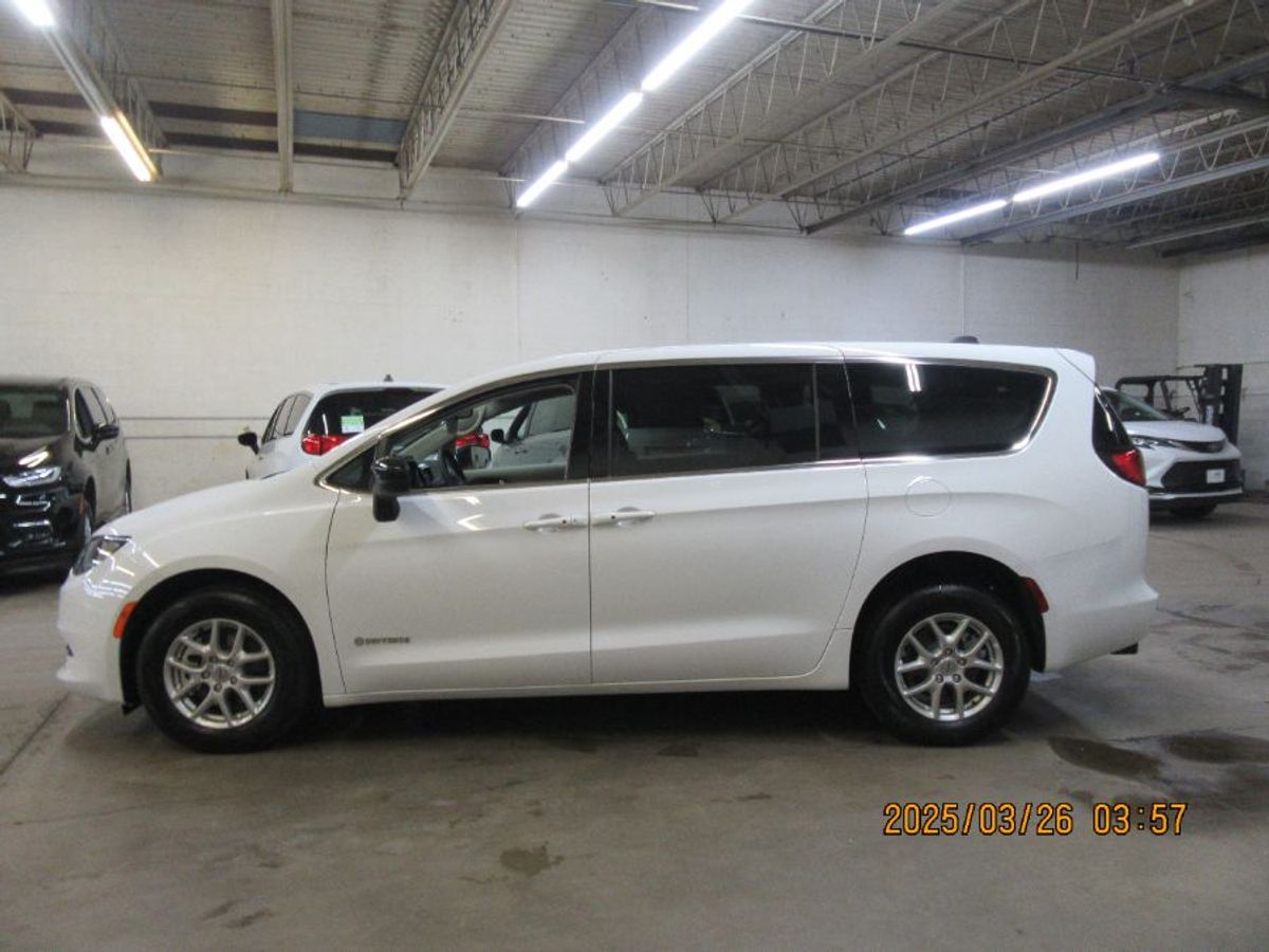 2024 CHRYSLER VOYAGER - Image 13