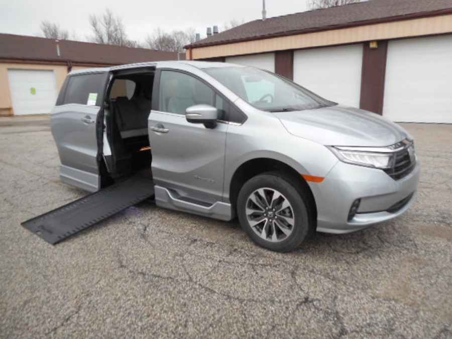 Silver Honda Odyssey image number 8