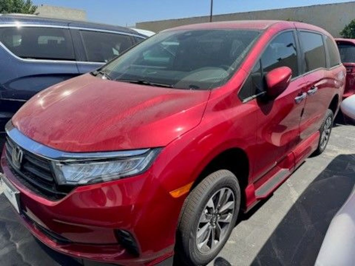 Red Honda Odyssey image number 8