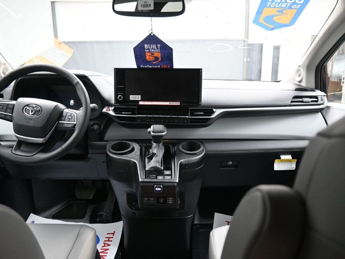 2025 TOYOTA SIENNA - Image 13