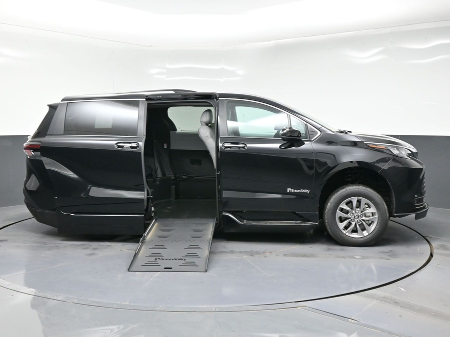 Black Toyota Sienna image number 1