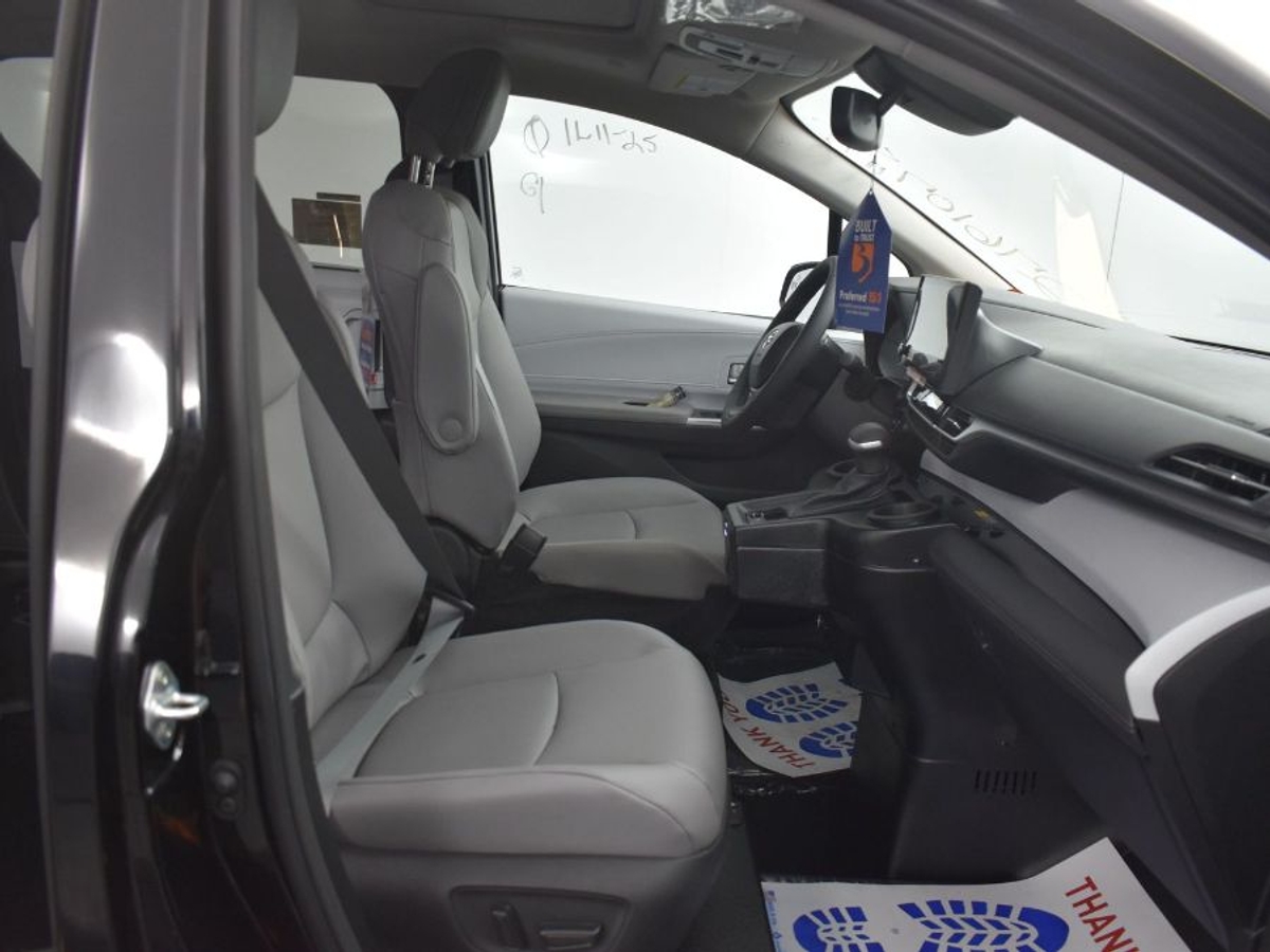 2025 TOYOTA SIENNA - Image 9