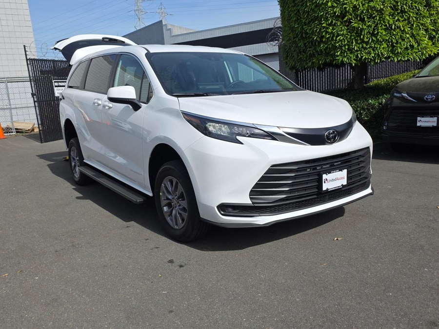 New 2026 Toyota Sienna Hybrid LE - Vantage Mobility Commercial Rear Entry Entry Fold Out Manual Ramp