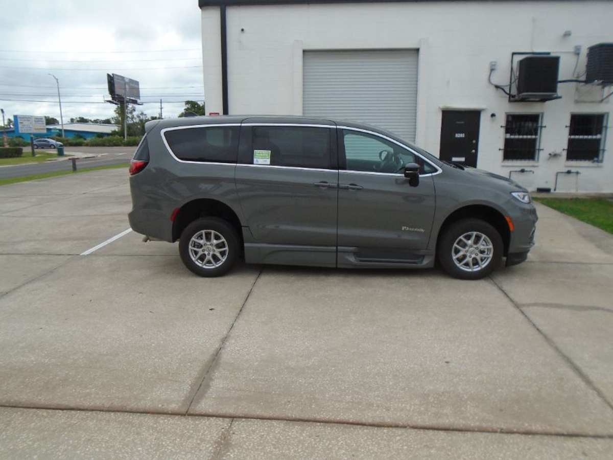 2025 CHRYSLER PACIFICA - Image 13