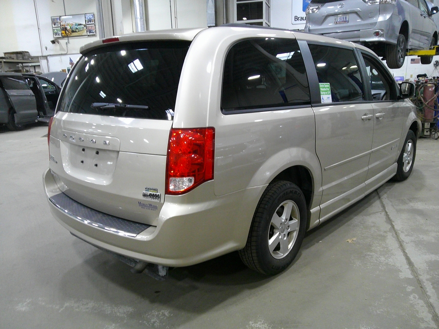 Brown Dodge Grand Caravan image number 4