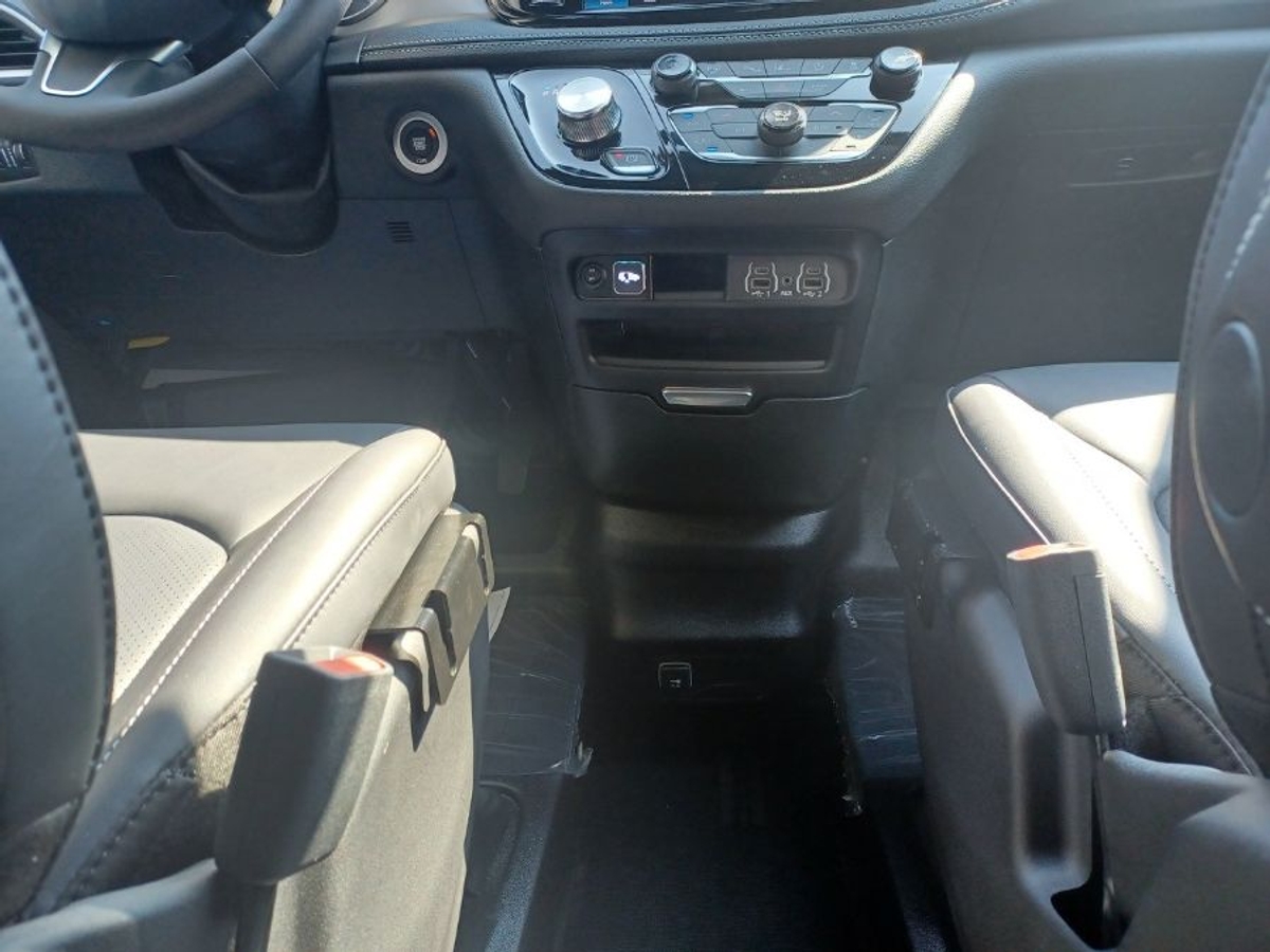 White Chrysler Pacifica image number 12