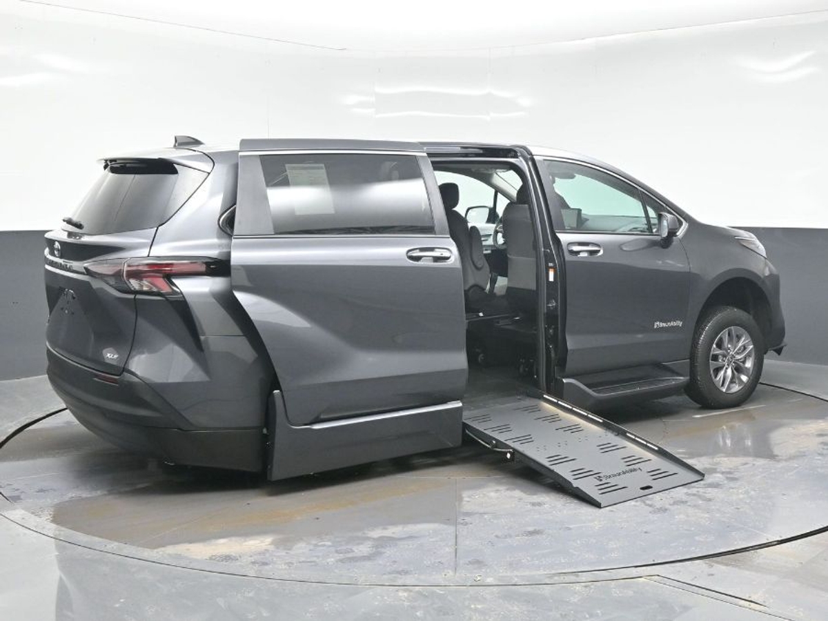 Grey Toyota Sienna image number 4