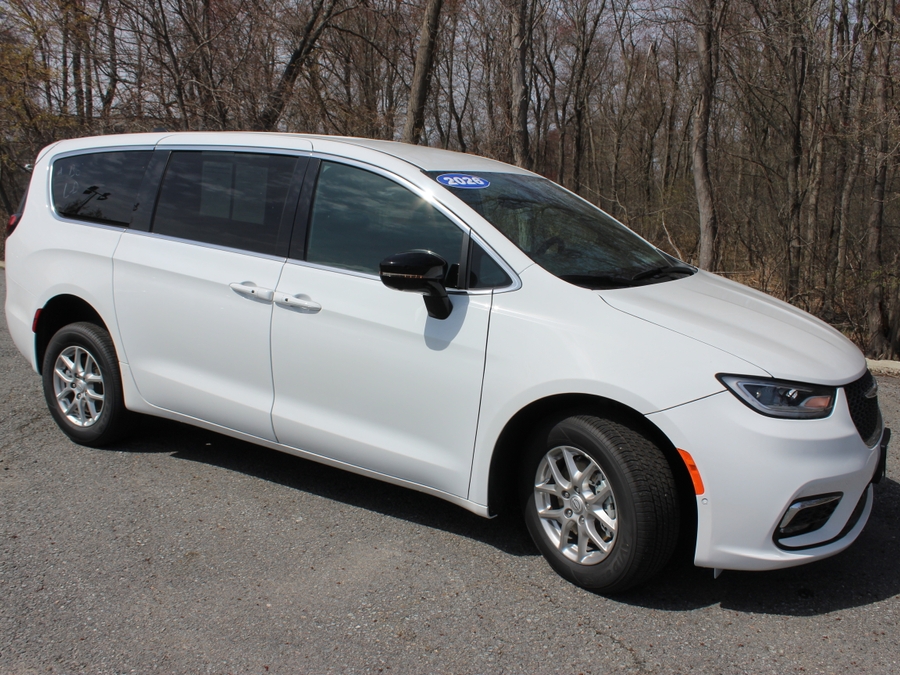 White Chrysler Pacifica image number 1