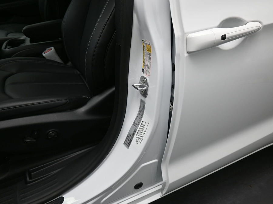 White Chrysler Voyager image number 15