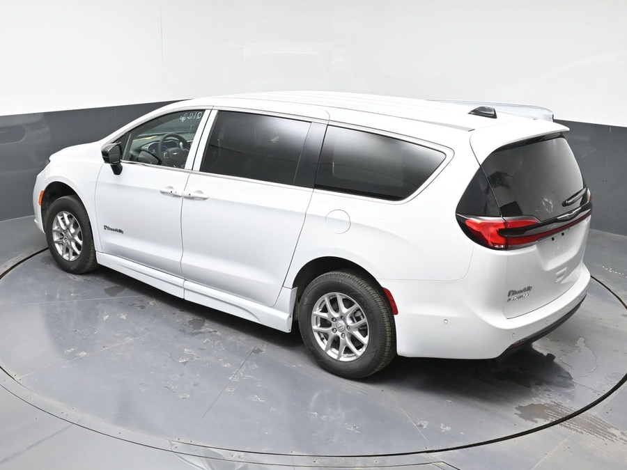 White Chrysler Pacifica image number 24