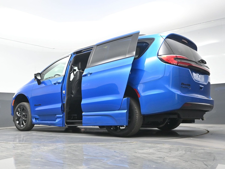 New 2026 Chrysler Pacifica Select Sport - BraunAbility Side Entry Entry Fold Out Automatic Ramp