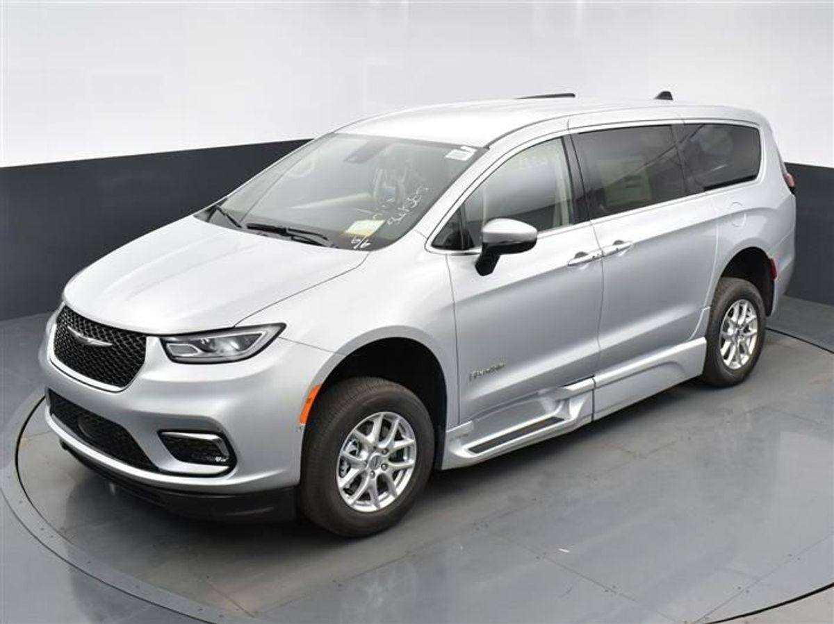 Silver Chrysler Pacifica image number 21